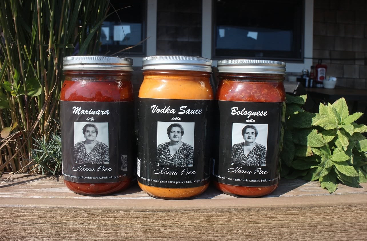 A jar of Della Nonna Pina Vodka Sauce